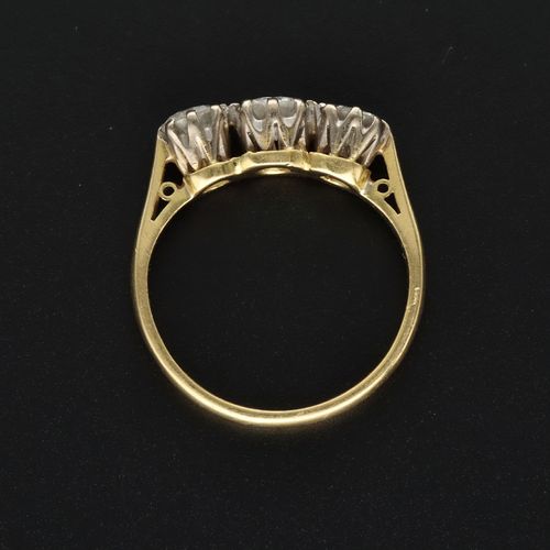 18ct Gold Diamond Ring image-6