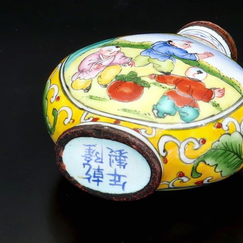 18th Century Qianlong Chinese Enamel Snuff Bottle image-5
