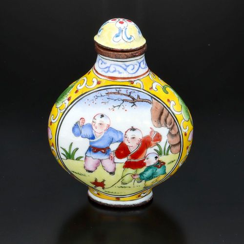 18th Century Qianlong Chinese Enamel Snuff Bottle image-3