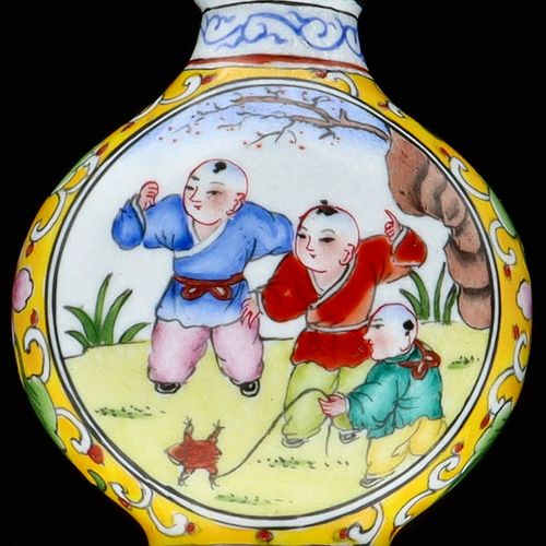 18th Century Qianlong Chinese Enamel Snuff Bottle image-4