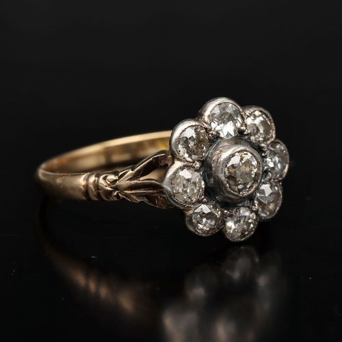 Vintage 18ct Gold Diamond Daisy Ring image-1