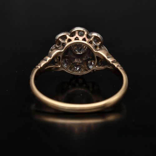 Vintage 18ct Gold Diamond Daisy Ring image-5