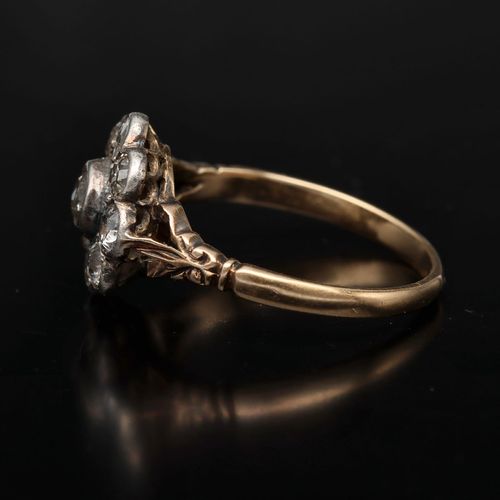 Vintage 18ct Gold Diamond Daisy Ring image-3