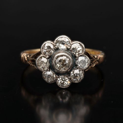 Vintage 18ct Gold Diamond Daisy Ring image-2