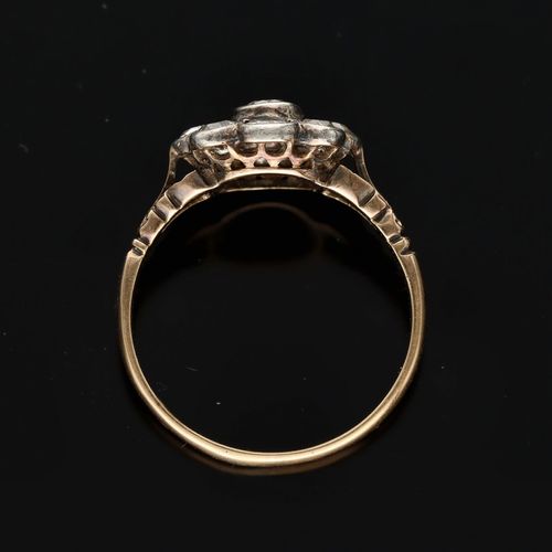 Vintage 18ct Gold Diamond Daisy Ring image-6