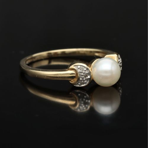 9ct Gold Diamond and Cultured Pearl Ring image-1
