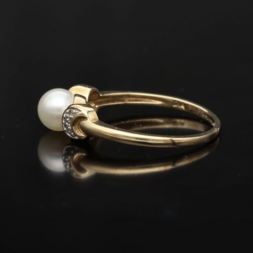 9ct Gold Diamond and Cultured Pearl Ring image-3