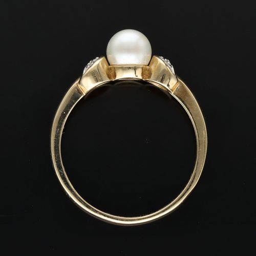 9ct Gold Diamond and Cultured Pearl Ring image-6