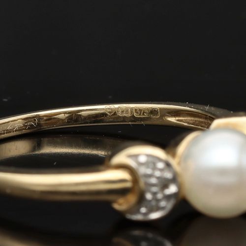 9ct Gold Diamond and Cultured Pearl Ring image-4