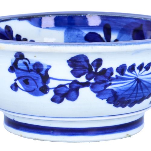 Chinese Hand Painted Porcelain Bowl image-4