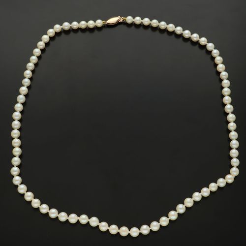 Re-Strung 9ct Gold Clasped Equal Cultured Pearl Necklace image-4