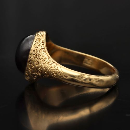Vintage 18ct Gold Cabochon Garnet Ring image-3