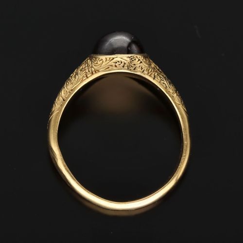 Vintage 18ct Gold Cabochon Garnet Ring image-6