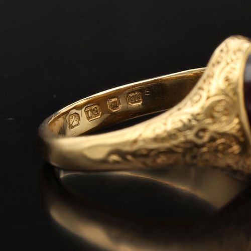 Vintage 18ct Gold Cabochon Garnet Ring image-4