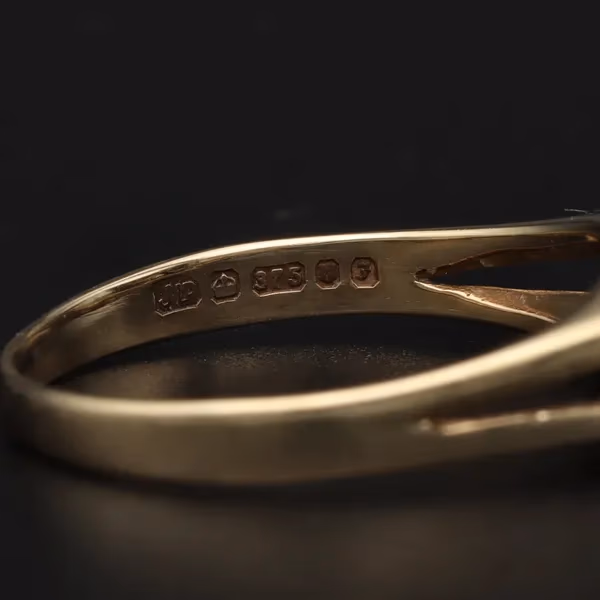 Retro Gold 0.35ct Diamond Ring. London 1980