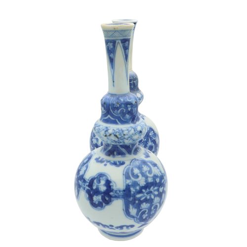 18th Century Pair of Blue and White Vases image-4