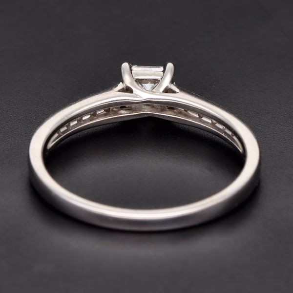 18ct White Gold Princess Cut Diamond Solitaire Ring