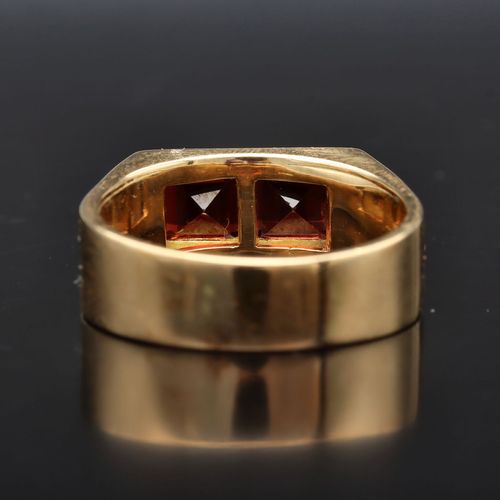 Unusual 18ct Gold Garnet Ring image-5