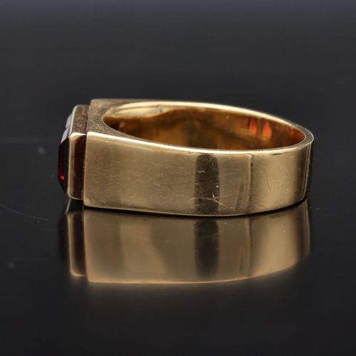 Unusual 18ct Gold Garnet Ring image-3