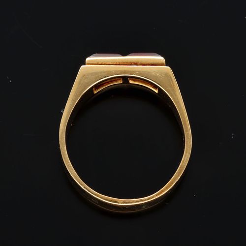 Unusual 18ct Gold Garnet Ring image-6