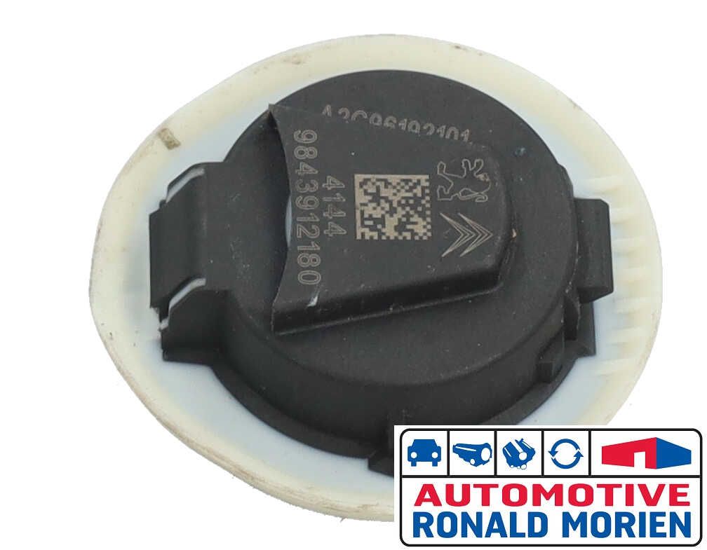 Gebrauchte Airbag Sensor Peugeot 2008 (UD/UK/UR/US/UX) 1.2 VTi 12V PureTech 130 Preis € 19,00 Mit Mehrwertsteuer angeboten von Automaterialen Ronald Morien B.V.