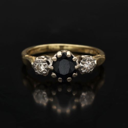 18ct Gold Diamond and Sapphire Ring image-2
