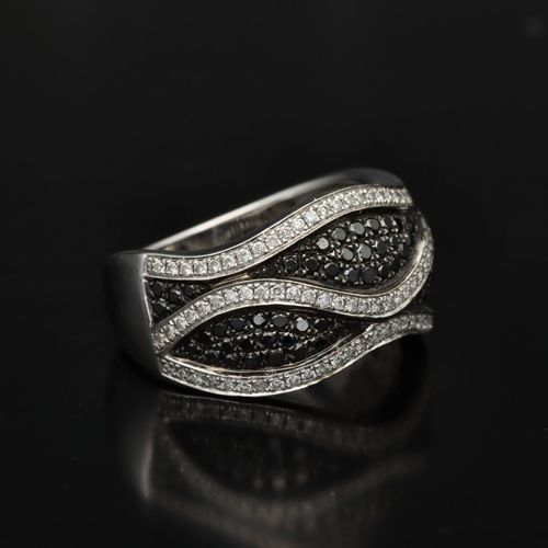 18ct White Gold Black and White Diamond Ring image-1