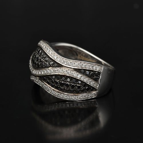 18ct White Gold Black and White Diamond Ring image-3