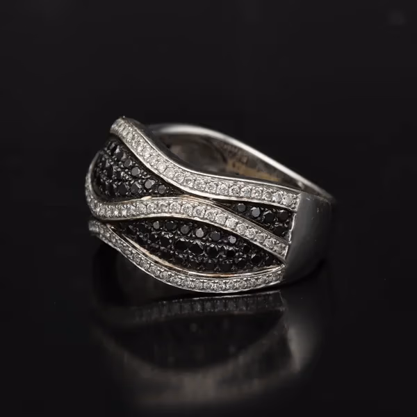 18ct White Gold Black and White Diamond Ring