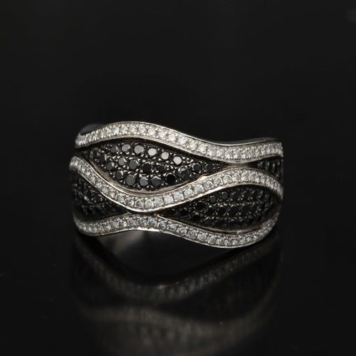 18ct White Gold Black and White Diamond Ring image-2