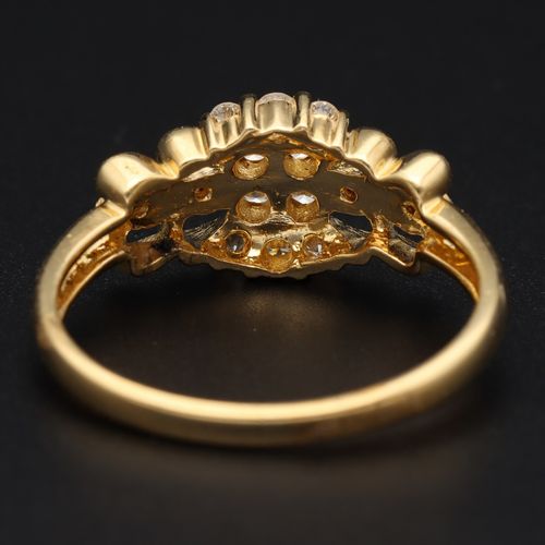 18ct Gold Diamond Ring image-5