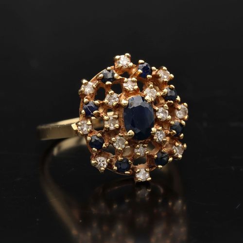 18ct Gold Sapphire Diamond Ring. London 1972 image-1