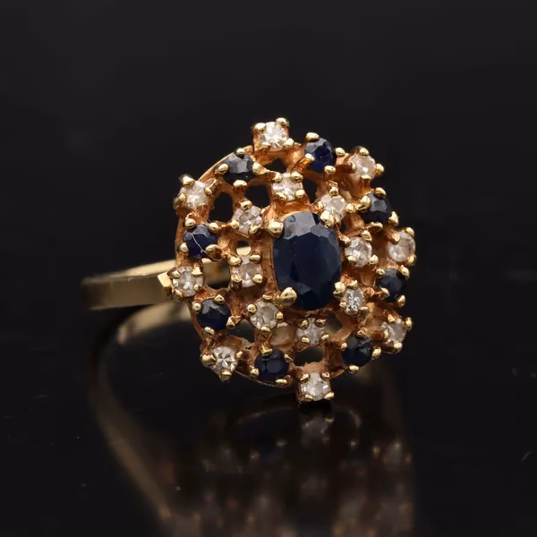 18ct Gold Sapphire Diamond Ring. London 1972