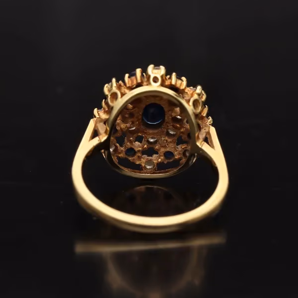 18ct Gold Sapphire Diamond Ring. London 1972