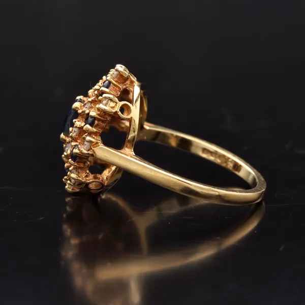 18ct Gold Sapphire Diamond Ring. London 1972