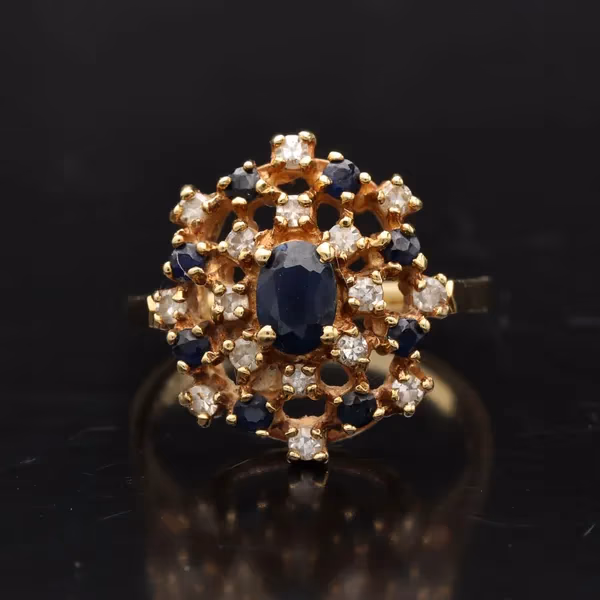 18ct Gold Sapphire Diamond Ring. London 1972