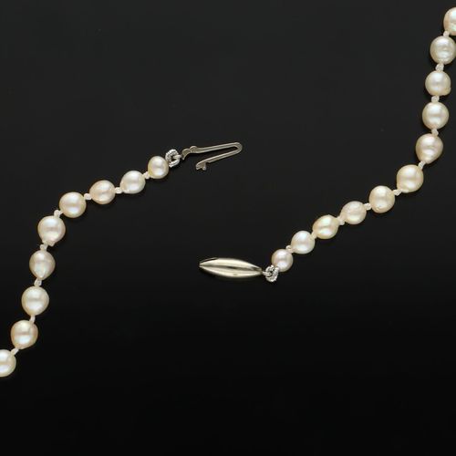 9ct Gold Clasp Graduated Re-Strung Cultured Pearls image-4