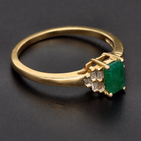 18ct Gold Art Deco Design Emerald and Diamond Ring