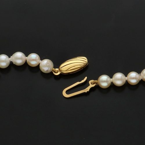 9ct Gold Clasp Re-Strung Cultured Pearls image-6