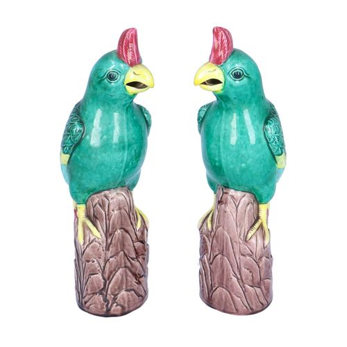 Chinese 20th Century Pair of Porcelain Parrots image-1