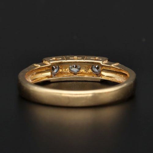 18ct Yellow Gold Diamond Ring image-5