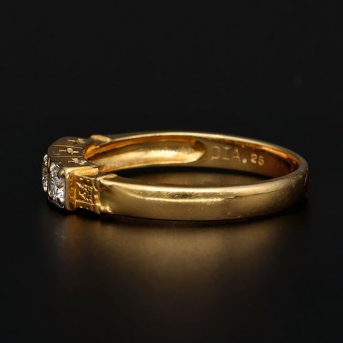 18ct Yellow Gold Diamond Ring image-3