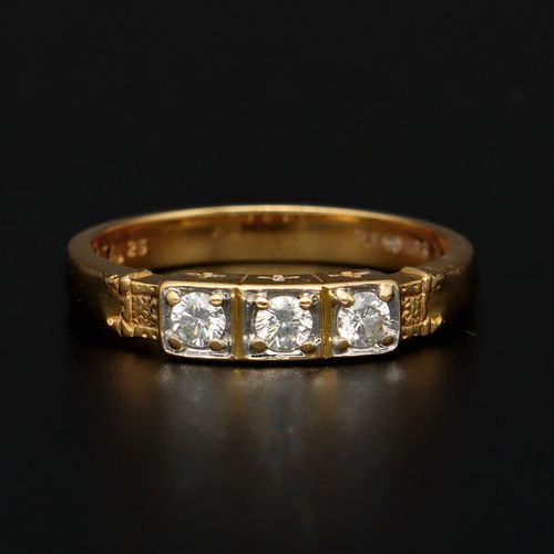 18ct Yellow Gold Diamond Ring image-2