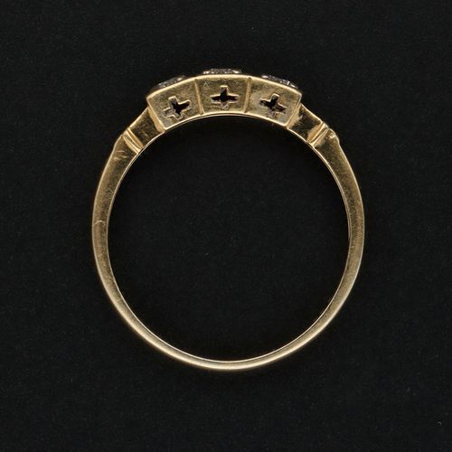 18ct Yellow Gold Diamond Ring image-6