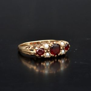 9ct Gold Garnet and Pearl Ring
