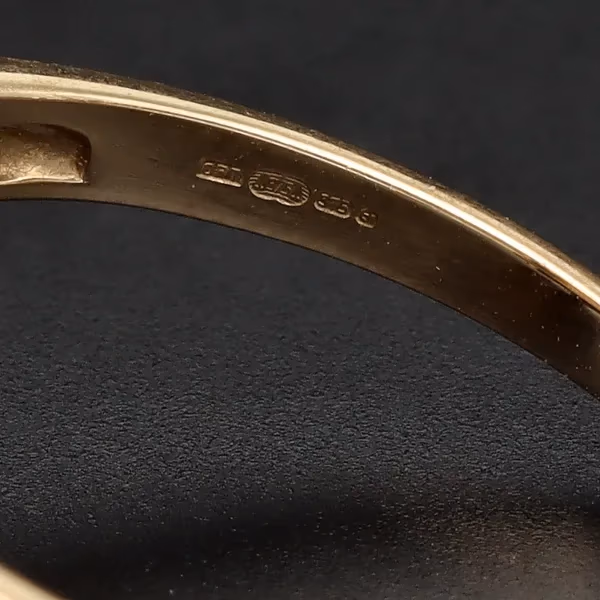 9ct Gold Ring Set with Opal and Sapphire