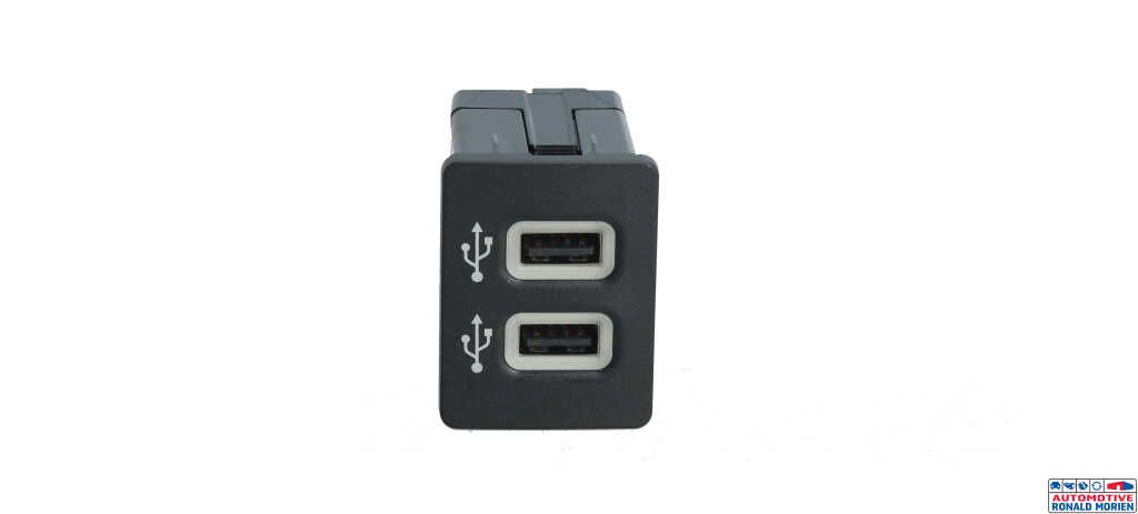 Gebruikte AUX/USB aansluiting Ford Kuga III (DFK) 2.5 PHEV 16V Prijs € 19,00 Margeregeling aangeboden door Automaterialen Ronald Morien B.V.