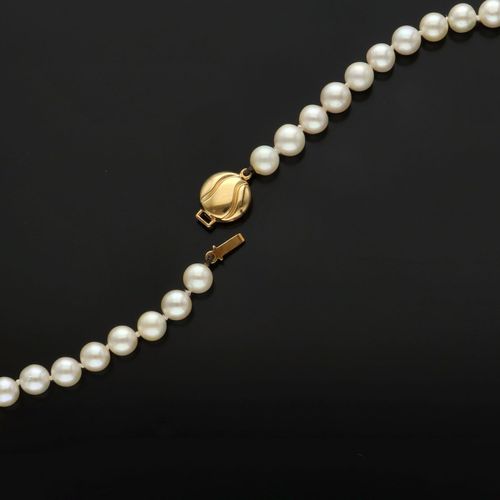 18ct Gold Clasp Cultured Pearls image-6