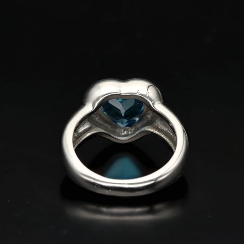 Boodles 18ct White Gold Blue Topaz Heart Ring image-5