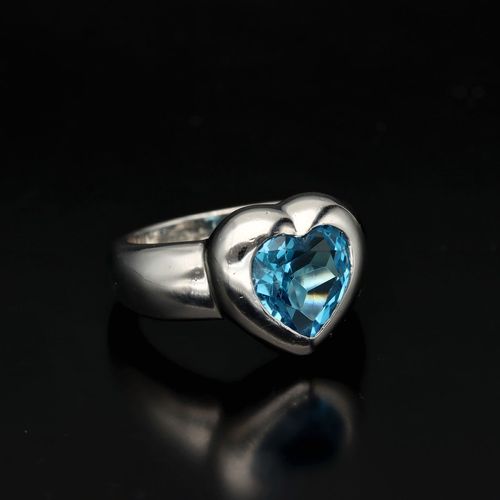 Boodles 18ct White Gold Blue Topaz Heart Ring image-1